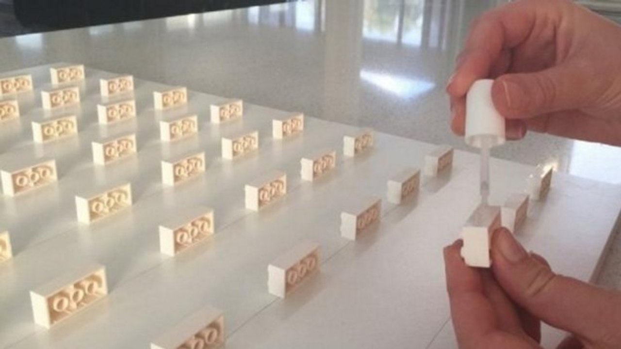 Sie klebt alte Lego-Bausteine auf. Doch was hat sie damit vor?