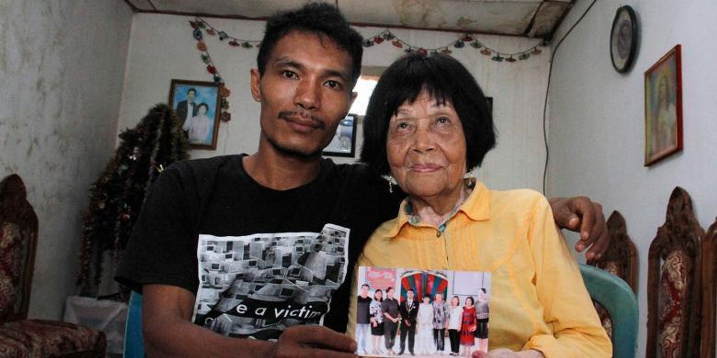 Diese Großmutter ruft versehentlich einen 28-Jährigen an ... und heiratet ihn