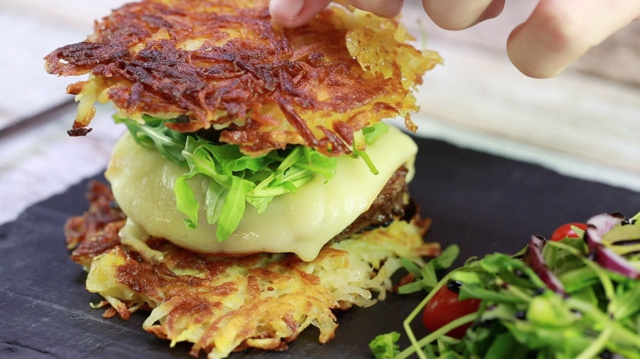 Rezept: Ein deftiger Rösti-Burger, weil es mit Kartoffeln besser schmeckt!