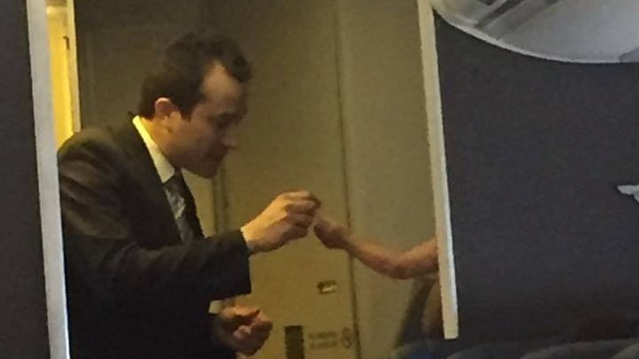 Als das Baby nicht aufhört zu weinen, nimm der Stuart es mit nach hinten. Was folgt, hat alle Passagiere stark beeindruckt!