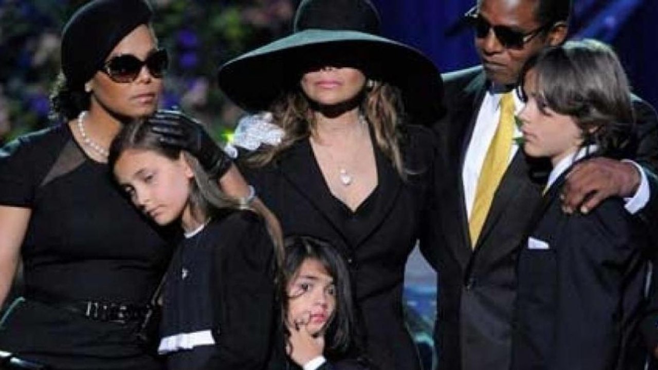 8 Jahre nach dem Tod von Michael Jackson kommen erschreckende Enthüllungen über ein Familienmitglied ans Licht!