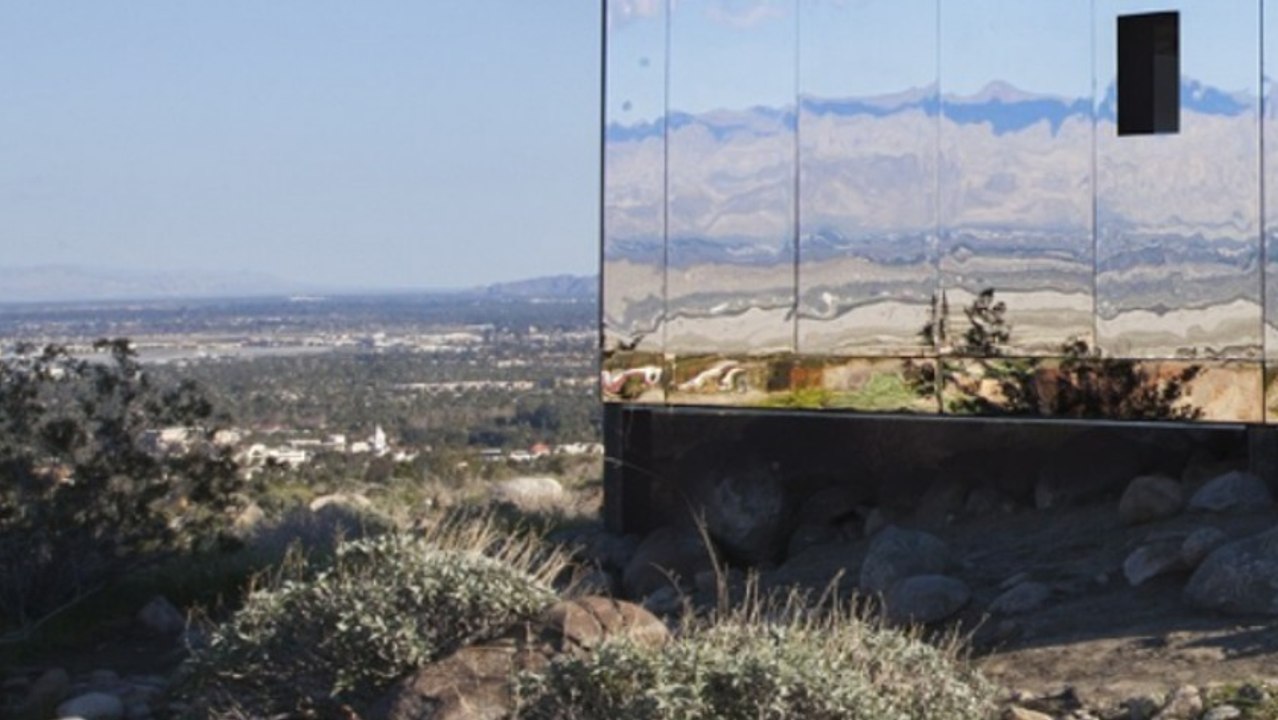 Das Spiegelhaus 'Mirage' von Doug Aitken in der kalifornischen Wüste zieht unzählige Besucher an