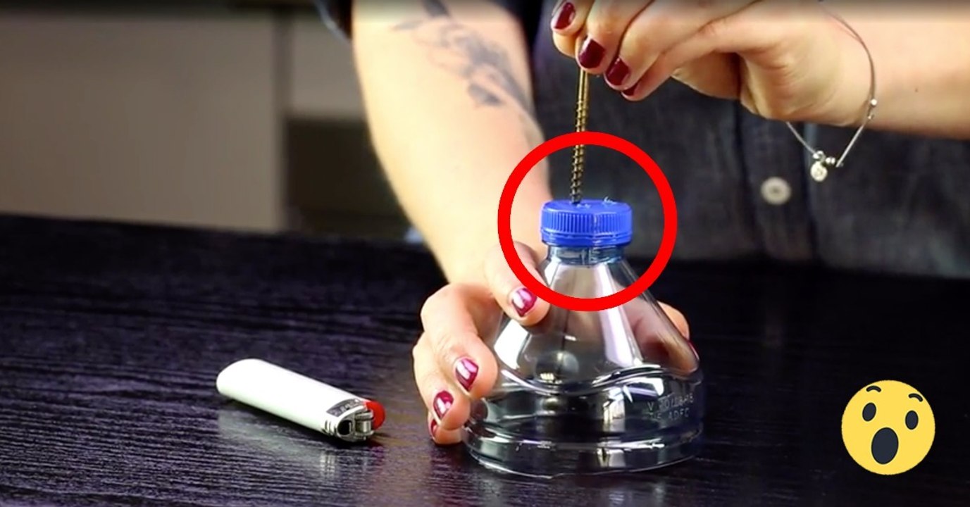 GENIAL! Sie schneidet eine Flasche in drei Teile, sticht drei Löcher in den Verschluss und fertig...