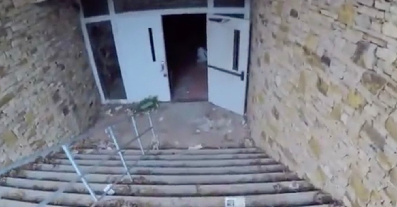 Er dringt in ein verlassenes Beerdigungsinstitut ein. Was er entdeckt, ist haarsträubend!