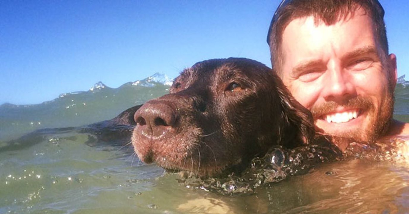 Er hört die Diagnose seiner Hündin und tut das Unglaubliche