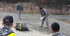 Soldatin bricht bei Hindernislauf zusammen. Die Reaktion ihrer männlichen Kollegen macht sprachlos!