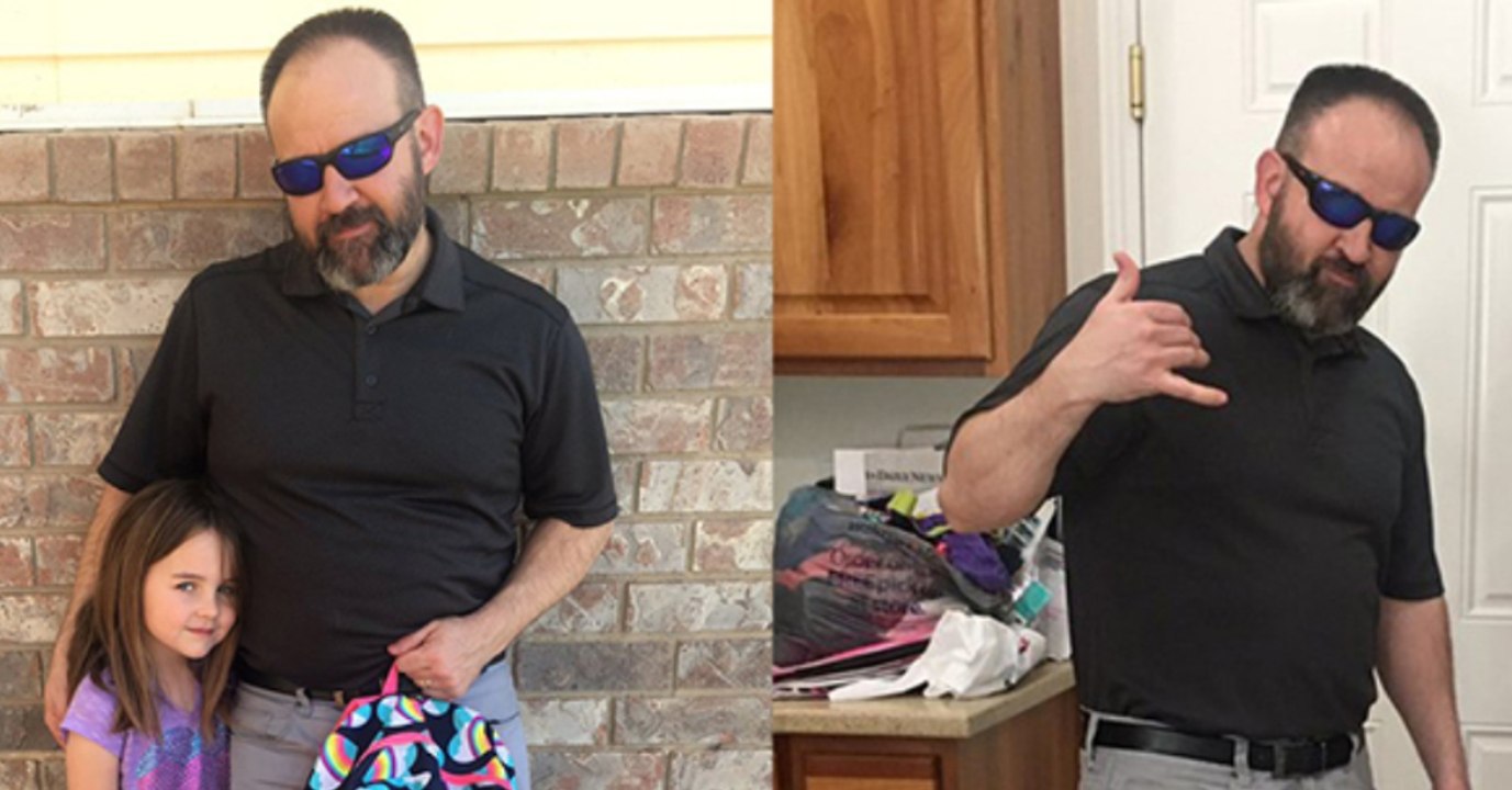 Bevor er seine Tochter von der Schule abholt, schüttet er sich Wasser über die Hose