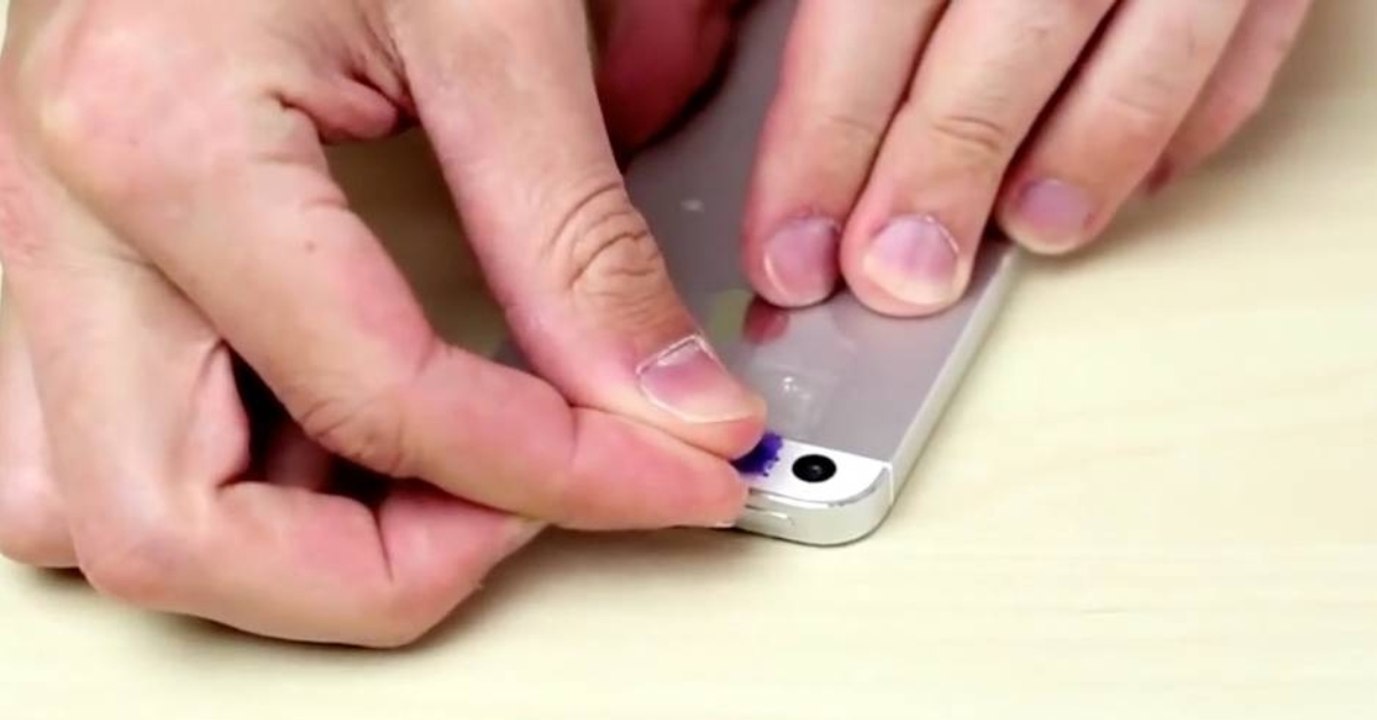 Er überklebt das Blitzlicht an seinem Handy und entdeckt Unglaubliches in seinem Haus