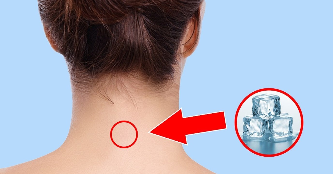 Sie legt einen Eiswürfel auf diese Stelle. Mit dem Körper passiert etwas Fantastisches!