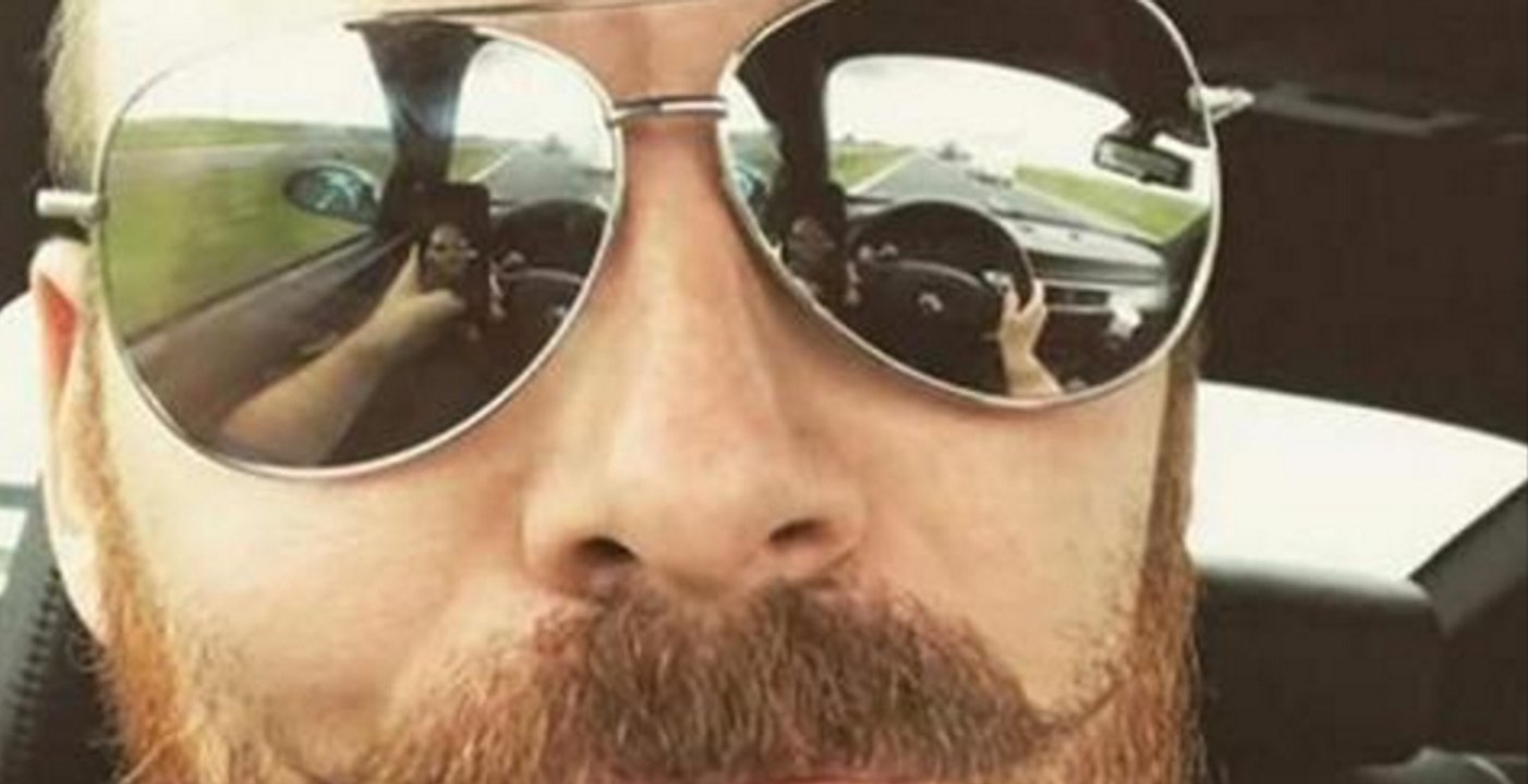 Er stellt dieses Foto ins Netz, um das Ende seines Junggesellendaseins zu besiegeln! Das muss er nun bitter bereuen, denn...