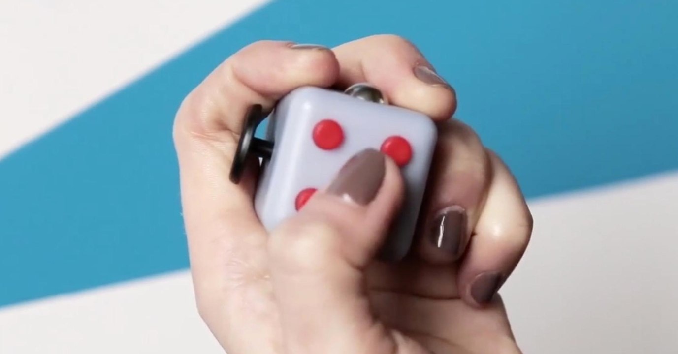 Sie bedient ihren Sereny Cube. Das Ergebnis ist verblüffend