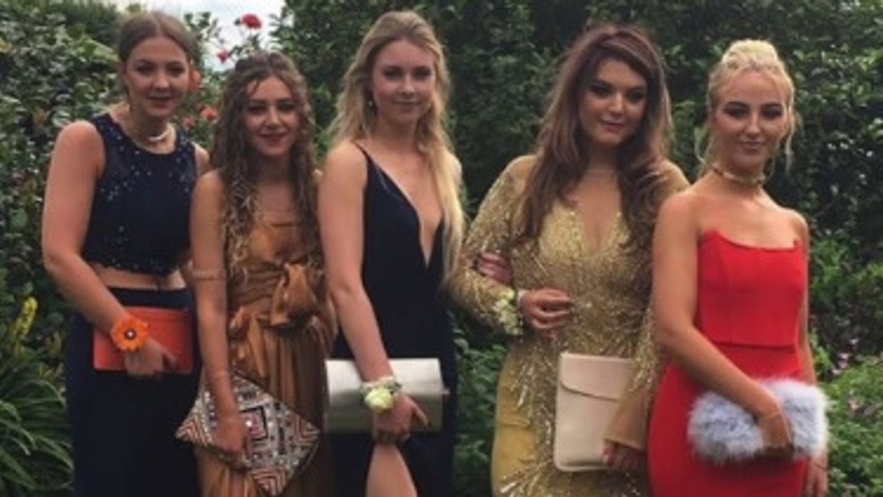 Wenn du dir die Hände der 5 Mädchen genauer ansiehst, entdeckst du eine richtig geniale Sache!