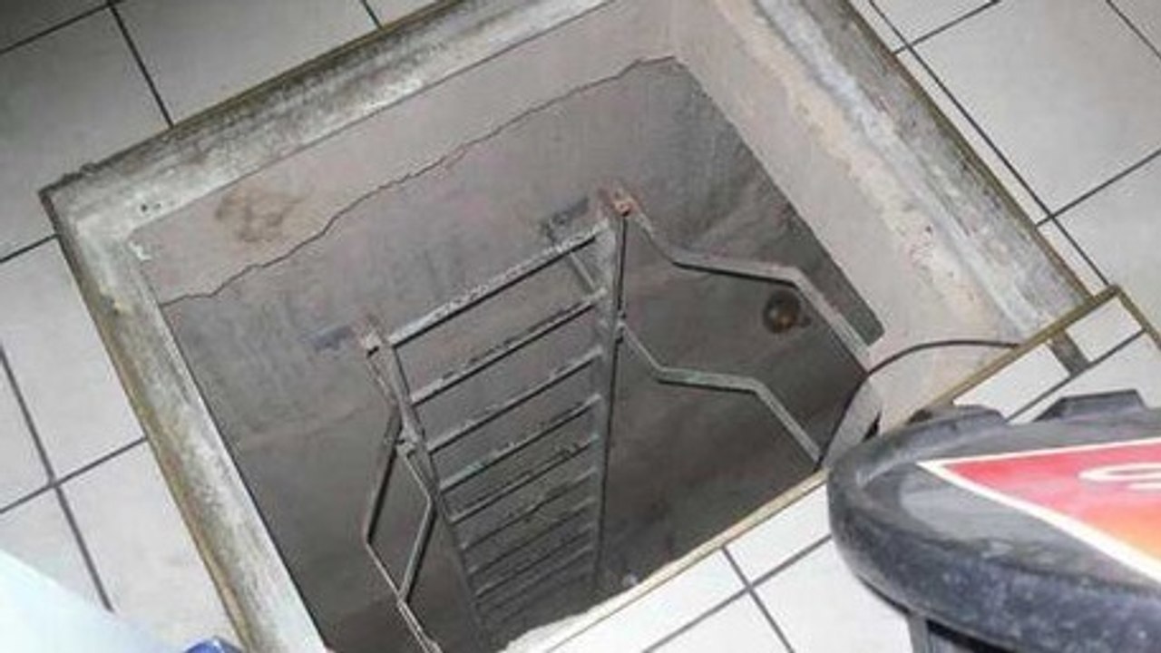 Angestellte finden eine versteckte Falltür in einem Einkaufszentrum und entdecken etwas Erstaunliches darunter!