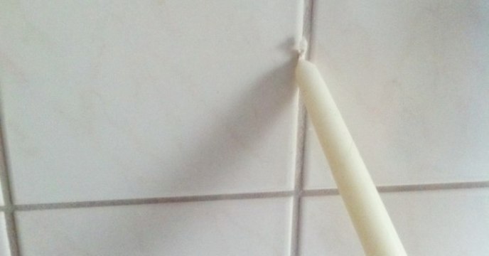 Sie reibt eine weiße Kerze im Badezimmer. Es passiert ein echtes Wunder!