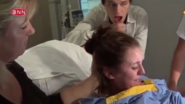 Unglaublich, wie dieser Mann bei der Entbindung seiner Frau reagiert!