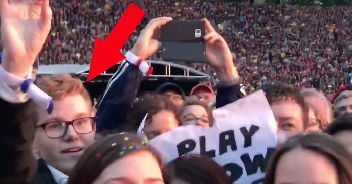 Coldplay-Sänger Chris Martin holt Fan auf die Bühne um mit ihm Everglow zu singen!