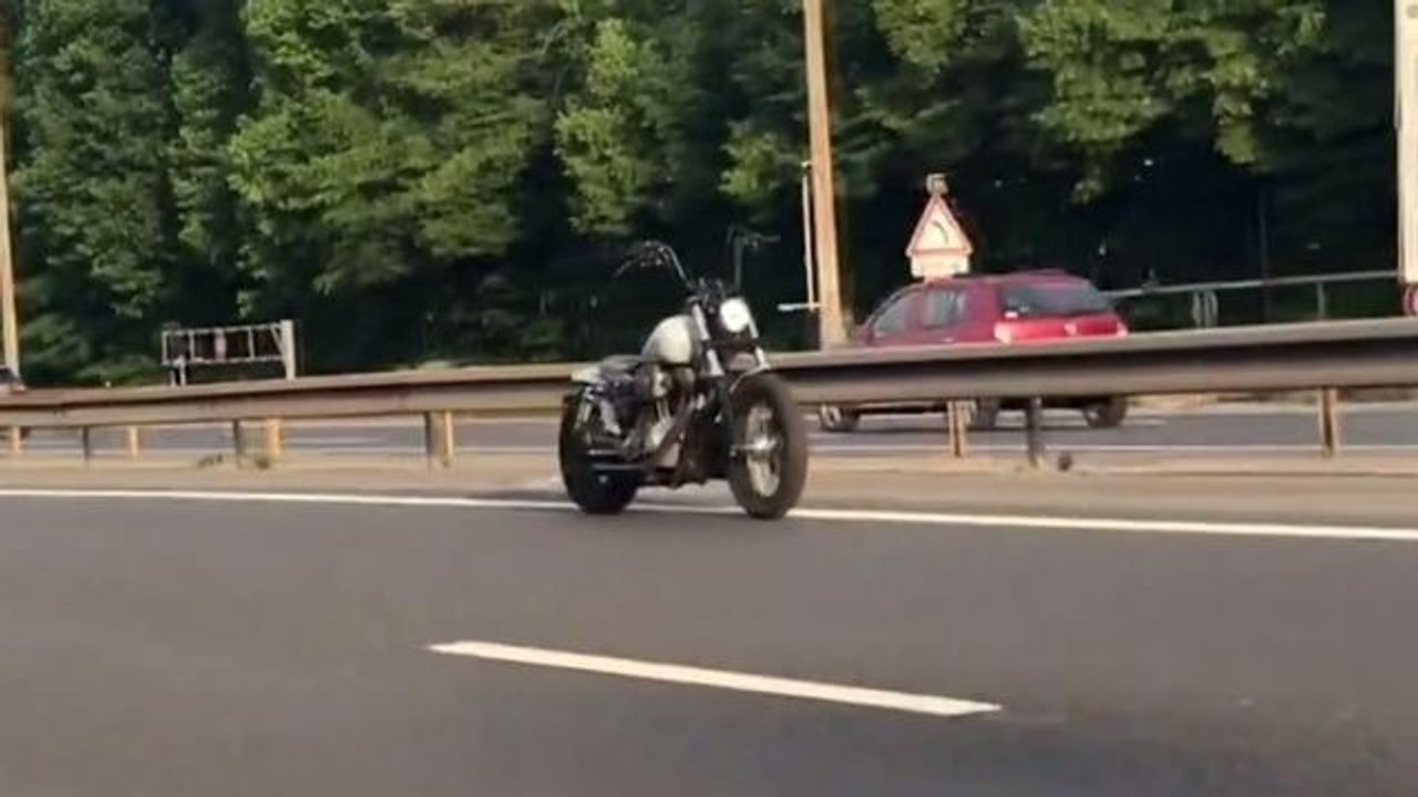 Das Geheimnis des gruseligen Motorrads ohne Fahrer ist nun endlich gelüftet!