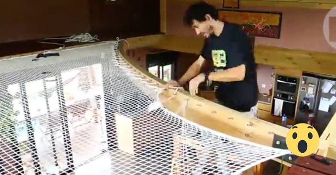 Er baut ein Netz in sein Haus. Kurze Zeit später ist er der Held der Familie!