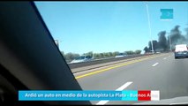 Ardió un auto en medio de la autopista La Plata - Buenos Aires