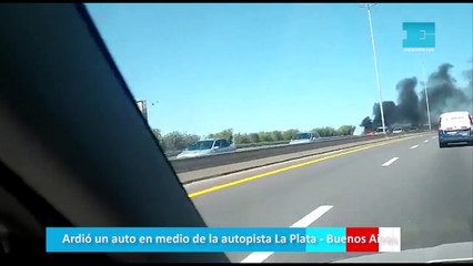 Ardió un auto en medio de la autopista La Plata - Buenos Aires