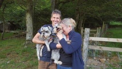 Télécharger la video: Auf einer Bergtour büxen ihre Hunde aus. Einige Tage später haben sie den genialsten Einfall um sie wiederzufinden!