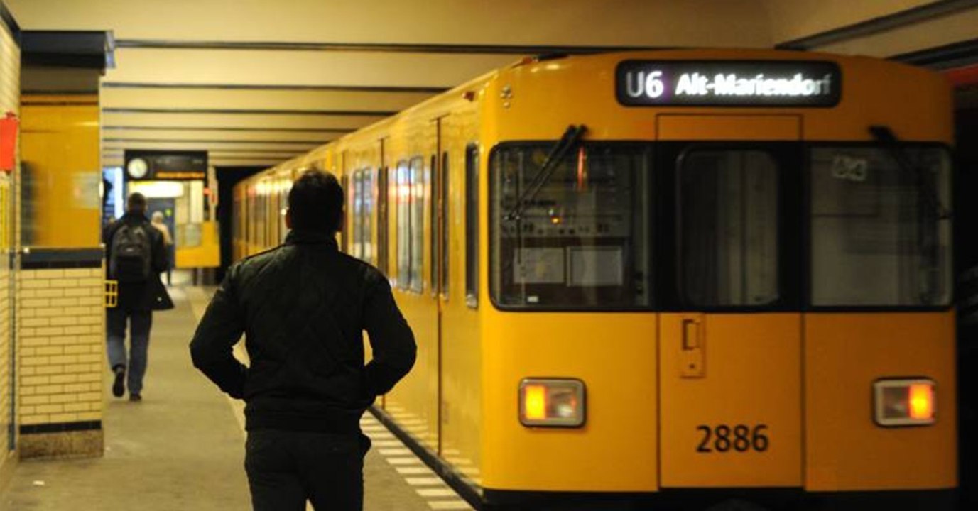 16-jähriges Flüchtlingsmädchen findet 14.000 Euro in U-Bahn. Die Polizei kann kaum fassen, wie sie reagiert!