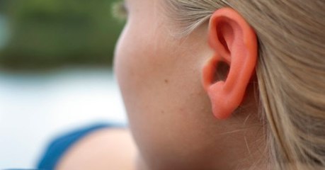Sie hat rote und glühende Ohren! Ihr Arzt erklärt ihr den Grund dafür!