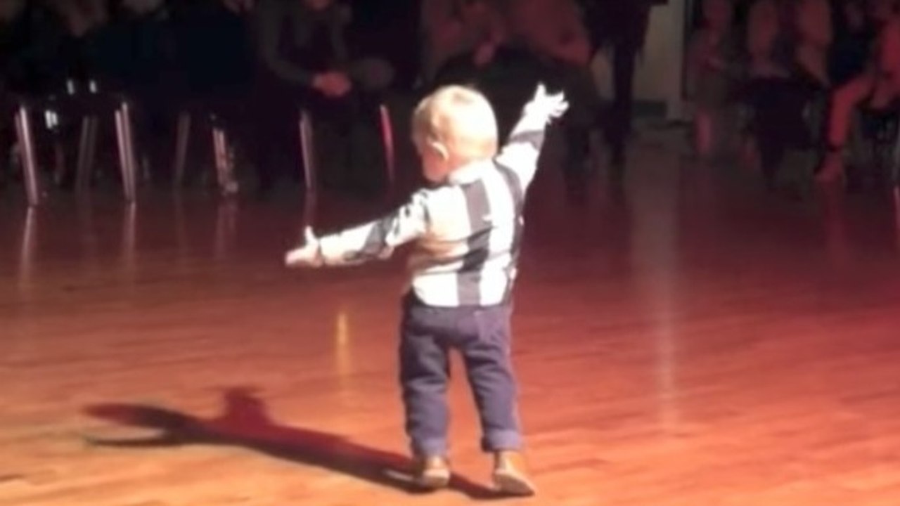 Der Junge betritt die Tanzfläche und das Publikum kann sich nicht mehr halten