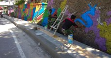 Bewohner streichen ihr Dorf in den Farben des Regenbogens und das hat einen ganz bestimmten Grund