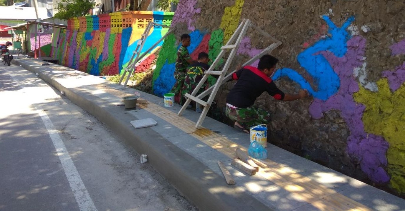 Bewohner streichen ihr Dorf in den Farben des Regenbogens und das hat einen ganz bestimmten Grund