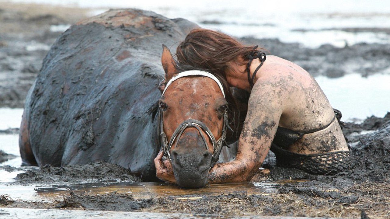 Als ihr Pferd im Schlamm immer tiefer versinkt, glaubt sie, dass alles vorbei ist.