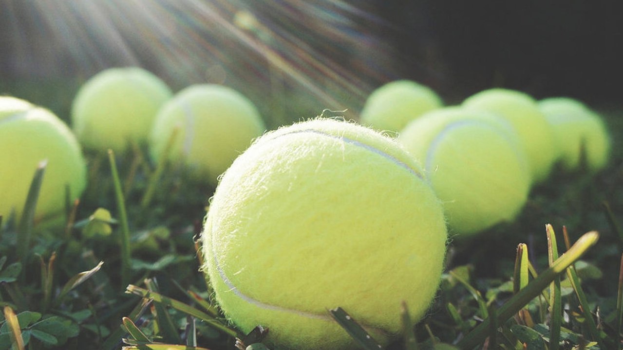Warum du im Flugzeug immer einen Tennisball bei dir haben solltest