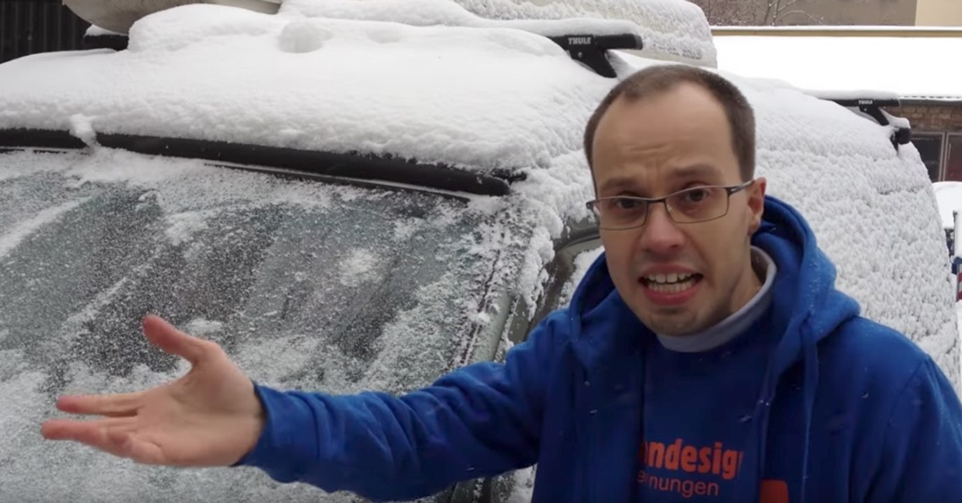 Windschutzscheibe enteisen: So bekommst du das Eis von der Frontscheibe