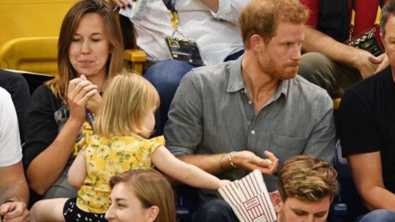 Ein kleines Mädchen stibitzt das Popcorn von Prinz Harry. Seine Reaktion ist herrlich