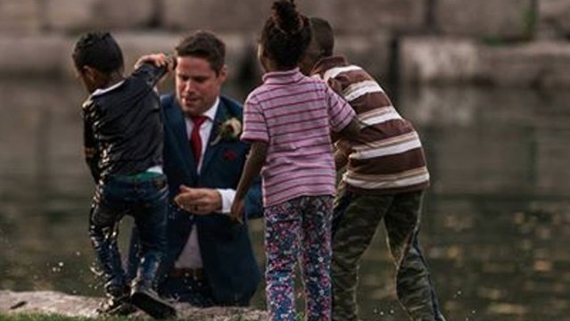 Sie wollten gerade ihre Hochzeitsfotos machen, als ein kleiner Junge ins Wasser fällt! Der Bräutigam reagiert blitzschnell