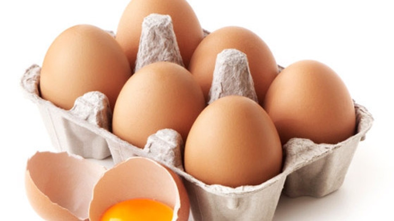 Warum du Eier niemals in die Kühlschranktür stellen solltest