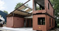 Er nimmt 3 alte Container. Am Ende steht ein wahres Traumhaus!