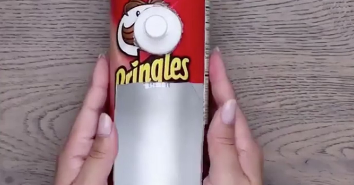 Der Zahnarzt zeigt ihr etwas total Praktisches für jeden Tag im Badezimmer