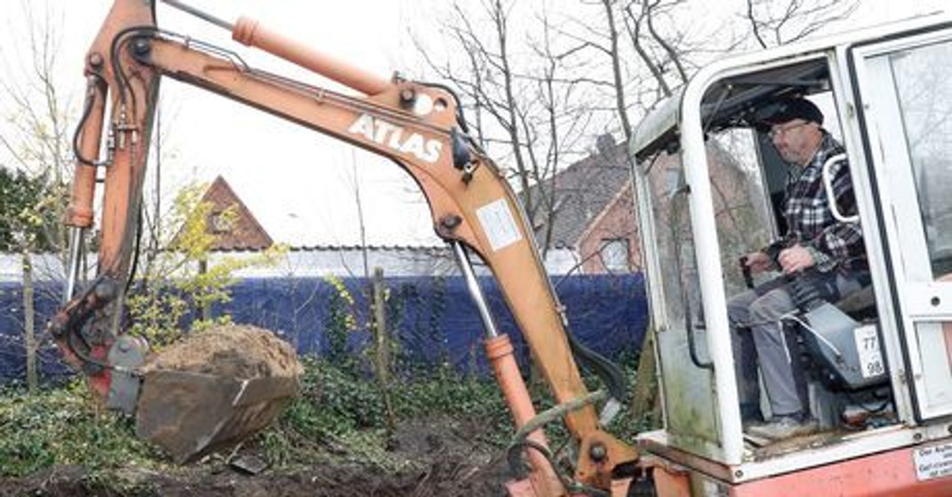 Er buddelt mit seinem Schaufelbagger ein Loch. Plötzlich stößt er auf ein riesiges Teil aus dem 2. Weltkrieg