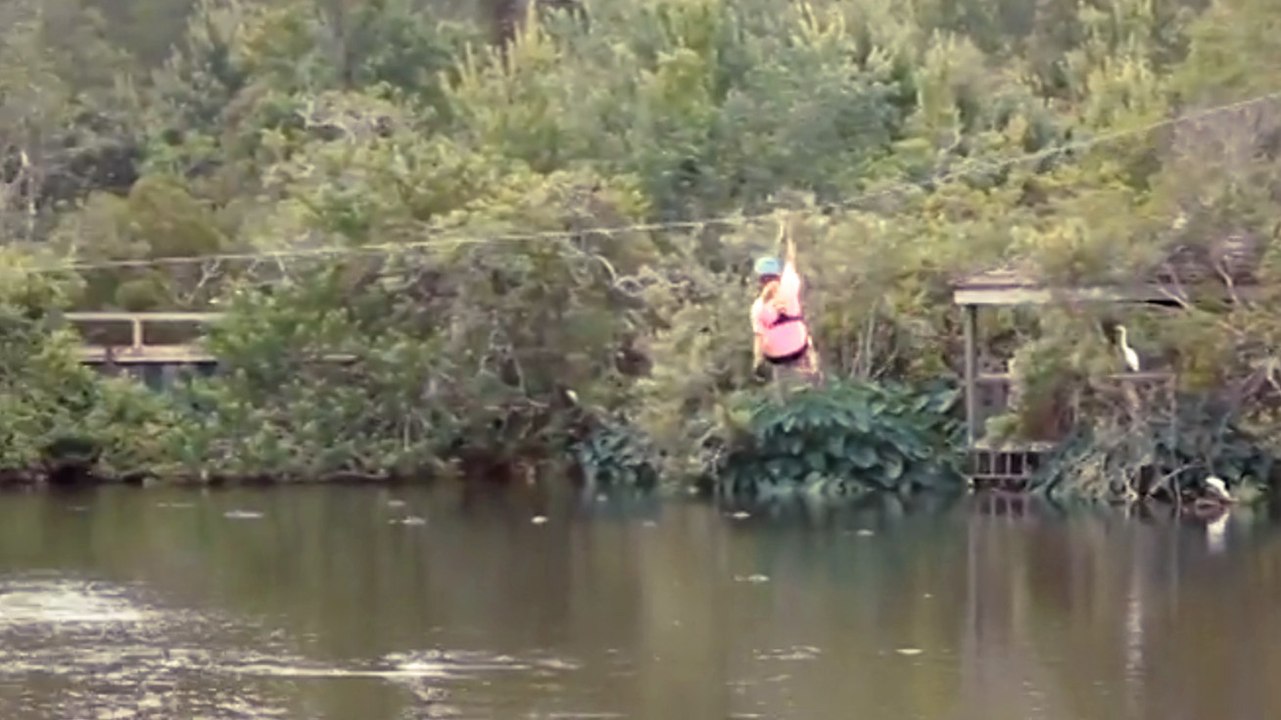 Sie fährt mit der Seilbahn über den Teich, doch da lauert ein Biest!