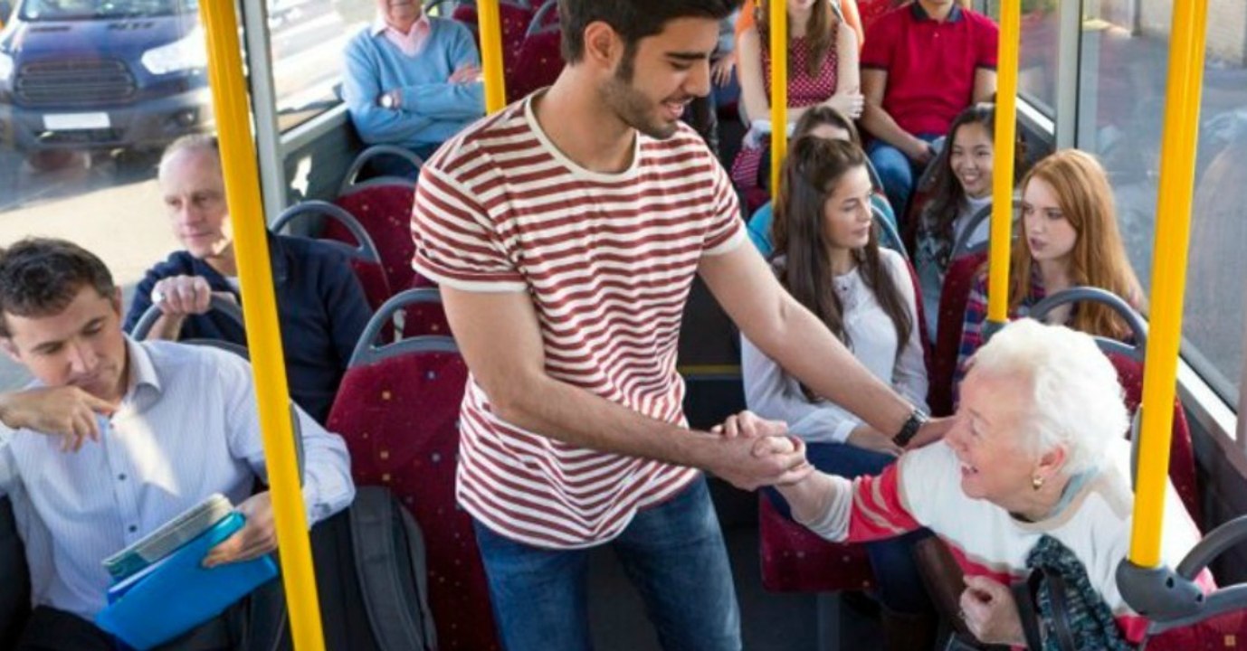 Älteren Leuten soll in öffentlichen Verkehrsmitteln kein Sitzplatz mehr angeboten werden