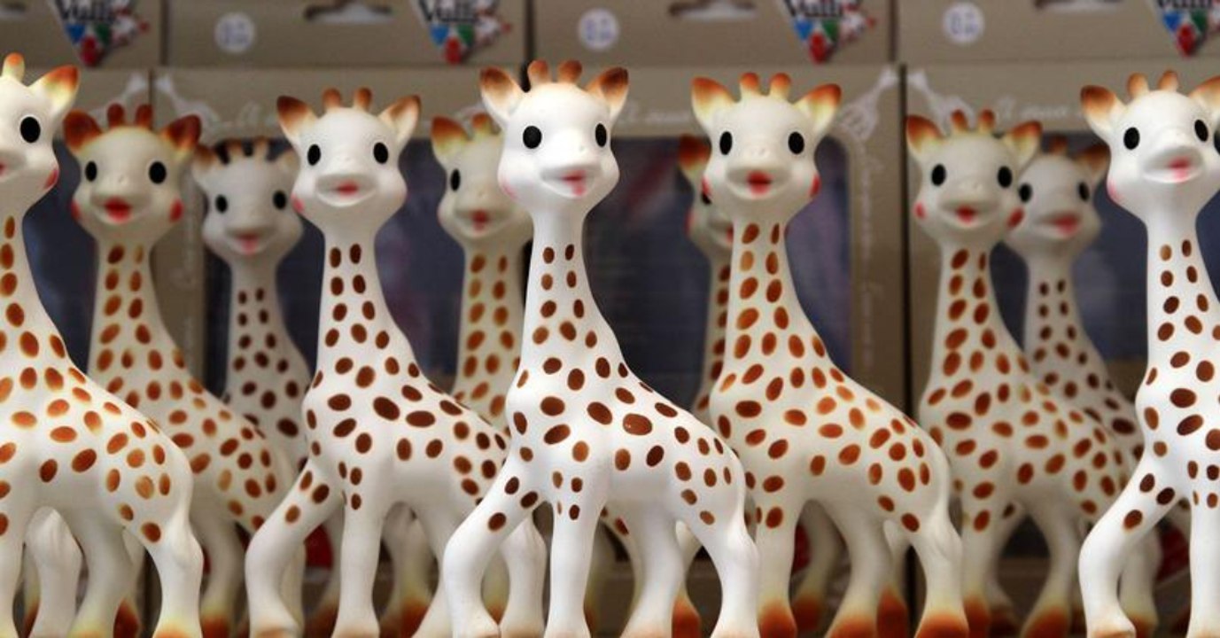 Sie schneidet ein Kinderspielzeug auf und macht eine eklige Entdeckung!