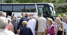 Kaffeefahrt: Bus kriegt die Kurve nicht. Doch dann kommen die Rettungskräfte