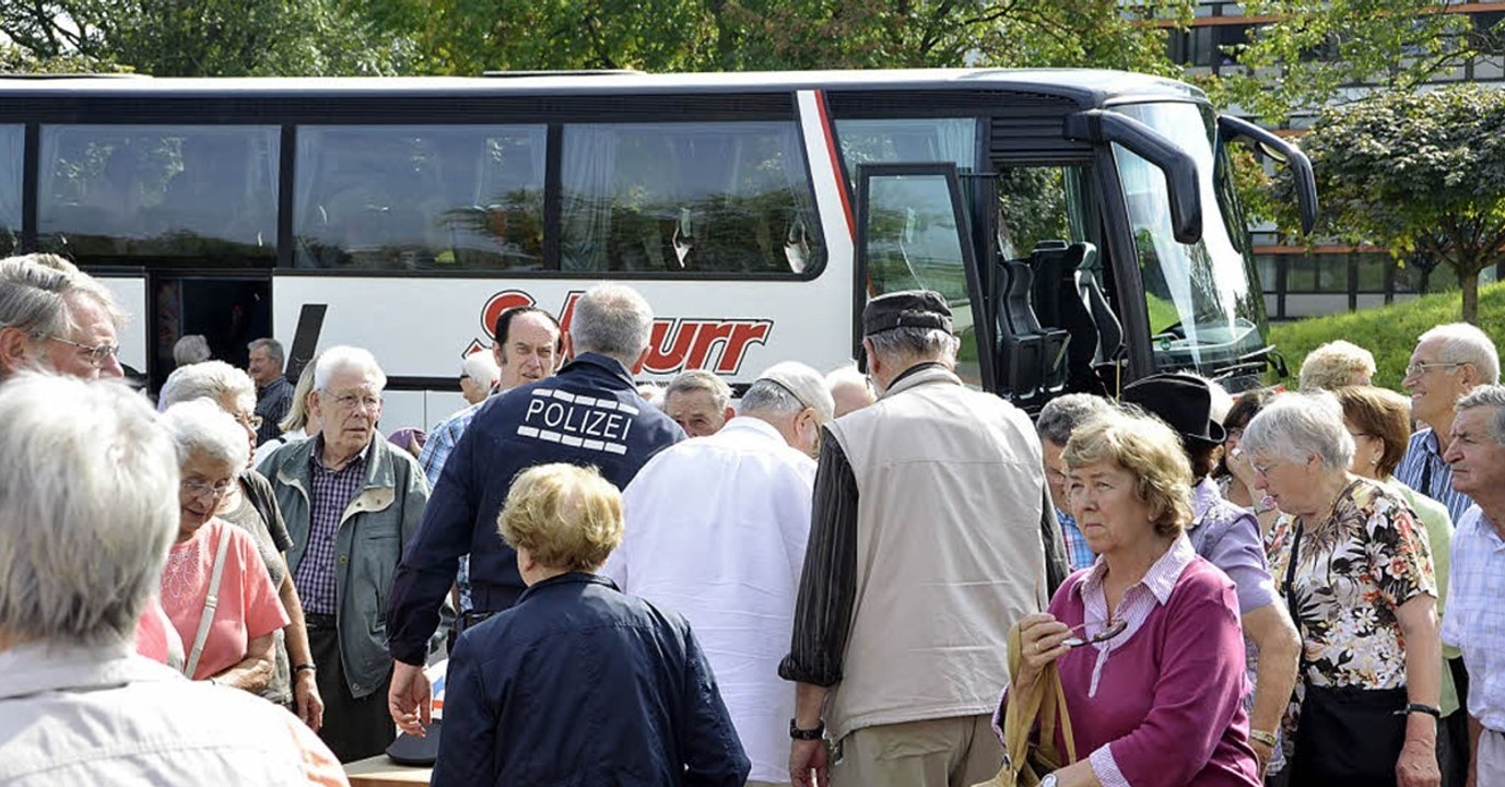 Kaffeefahrt: Bus kriegt die Kurve nicht. Doch dann kommen die Rettungskräfte