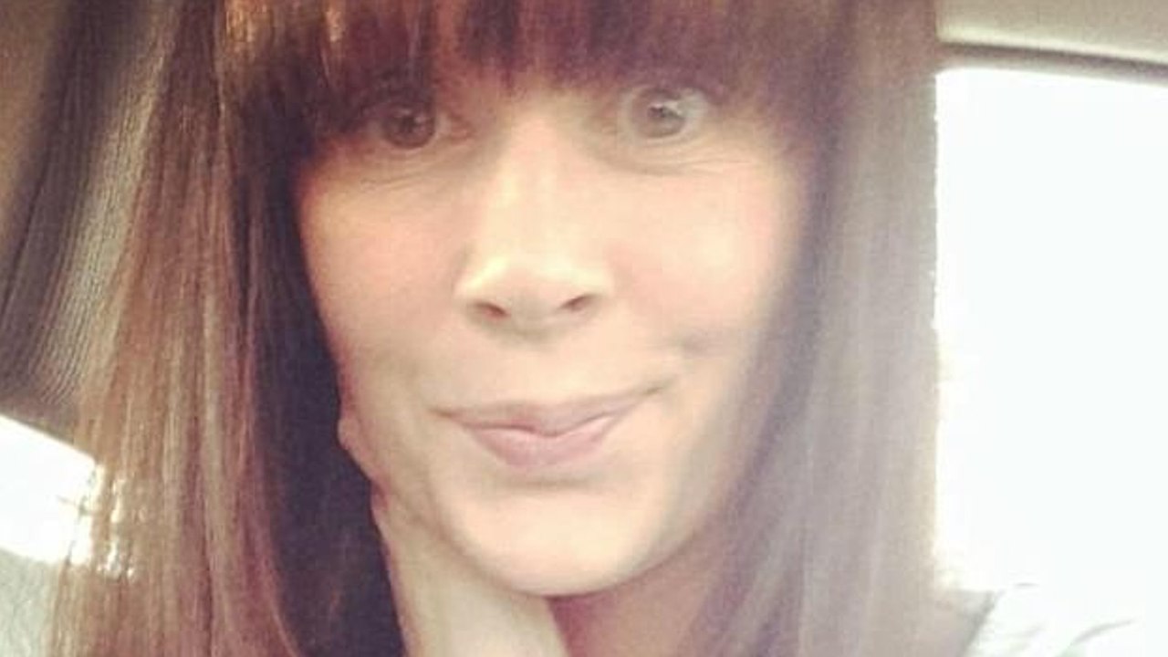 Sie will schöne Augenbrauen und bekommt bleibende Schäden