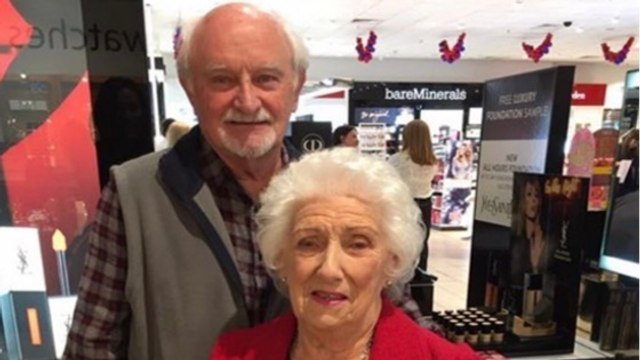 Deshalb nimmt er an Schminkkursen teil und lernt, seine Frau zu schminken.