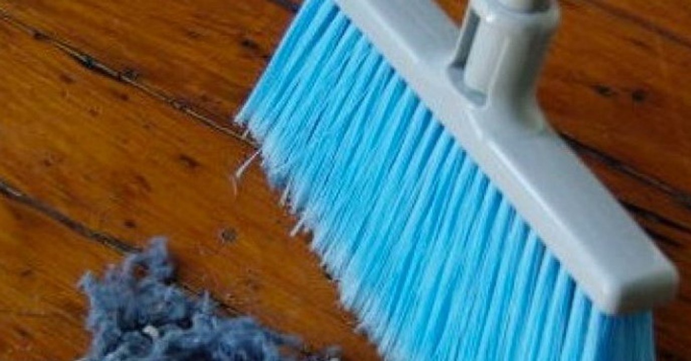 So kannst du auch ohne Kehrschaufel Staub aufsammeln