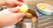 Dank diesem Trick kannst du heiße Kartoffeln pellen, ohne dir dabei die Finger zu verbrennen