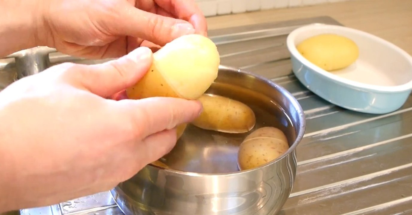 Dank diesem Trick kannst du heiße Kartoffeln pellen, ohne dir dabei die Finger zu verbrennen