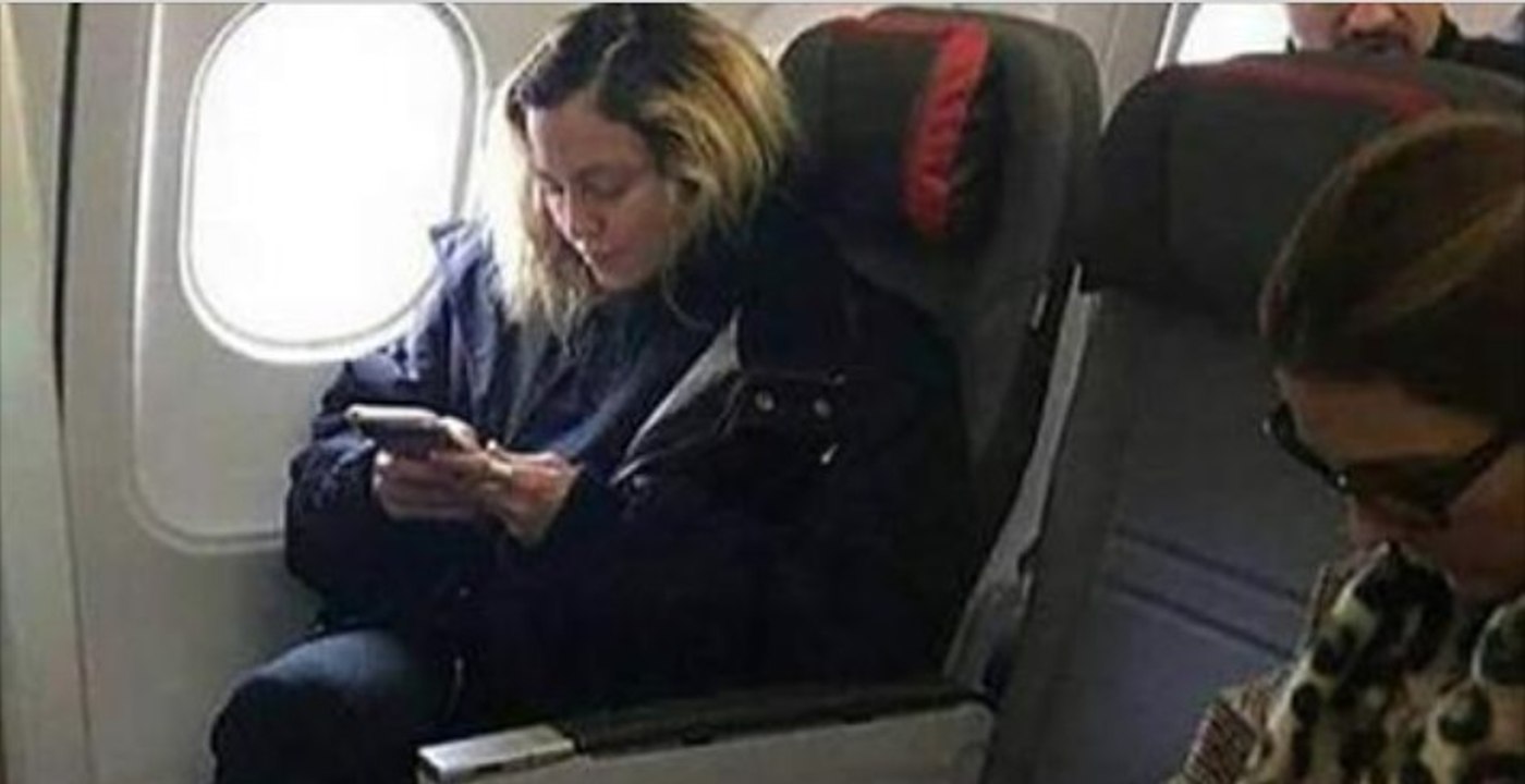 Dieser Megastar fliegt in der Economy Class. Und kaum einer nimmt sie wahr